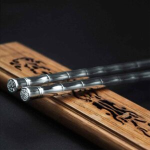 Palillos chinos de metal con forma de bambú